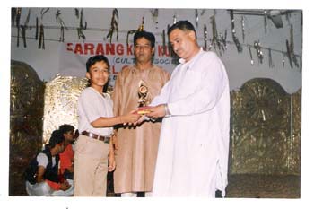 Sarang Kala Kendriya Presenting First prize to the student